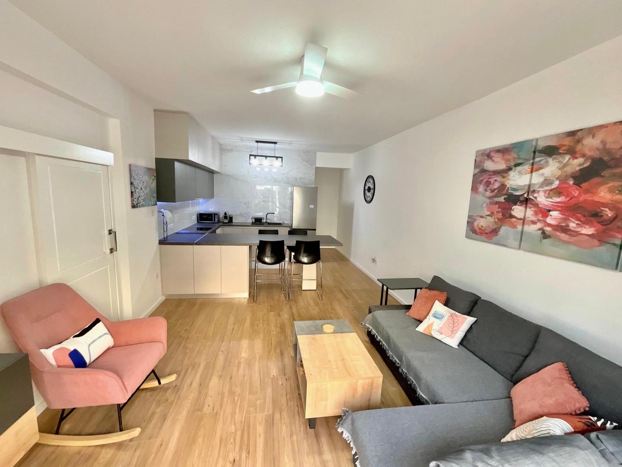 Modern Apartment Near Mckenzie Beach Larnaca Room photo